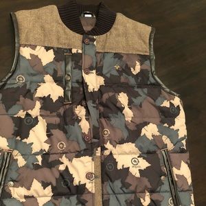 LRG Sleeveless army camouflage windbreaker